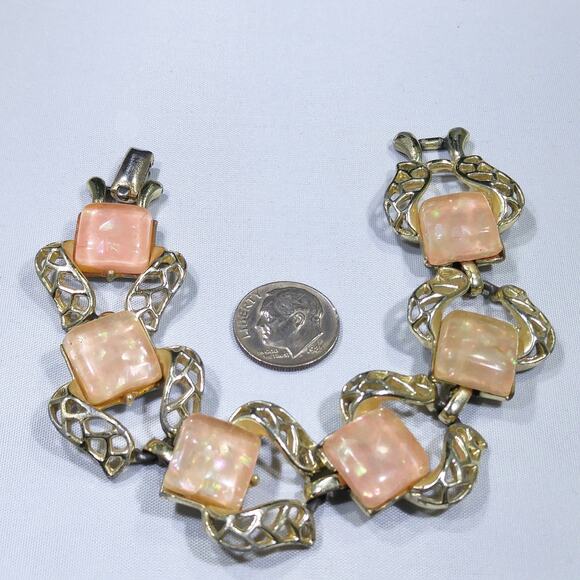 Vintage Coro Lucite Confetti Bracelet, Pink Lucite & Gold Tone Metal, 1950s - Picture 4 of 10